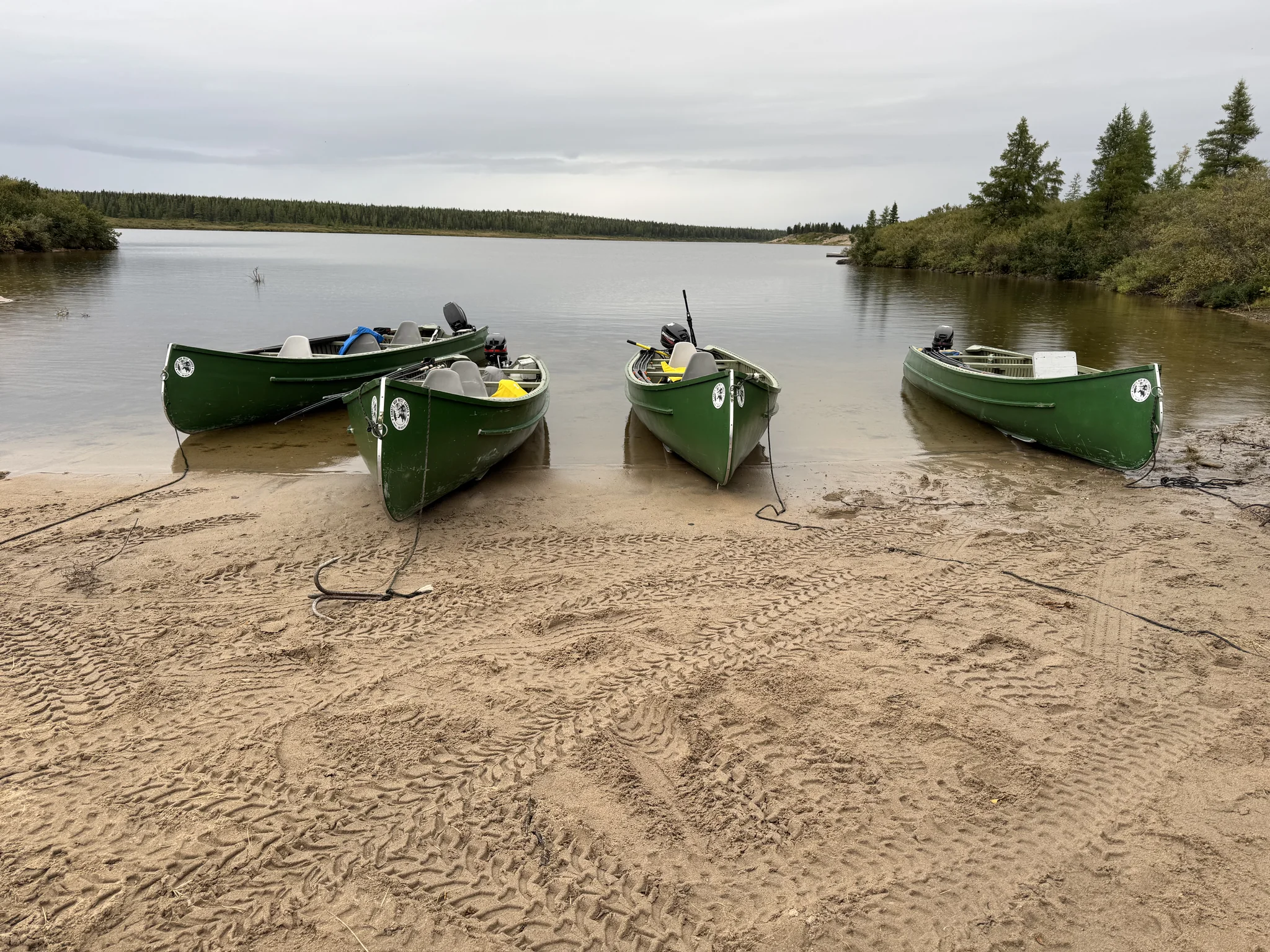 Canoas de pesca na margem do rio Delay