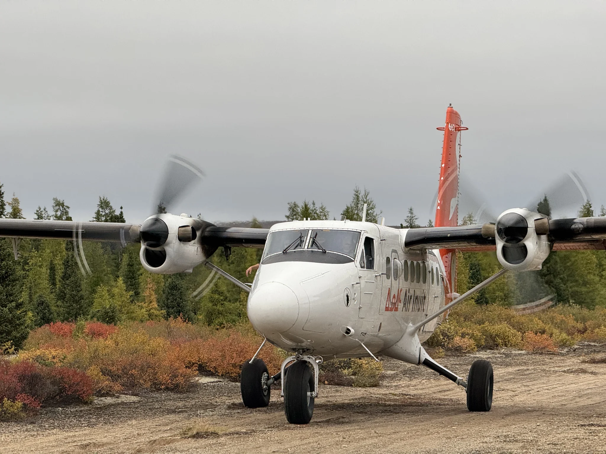 Twin Otter da Air Inuit na pista do acampamento de pesca