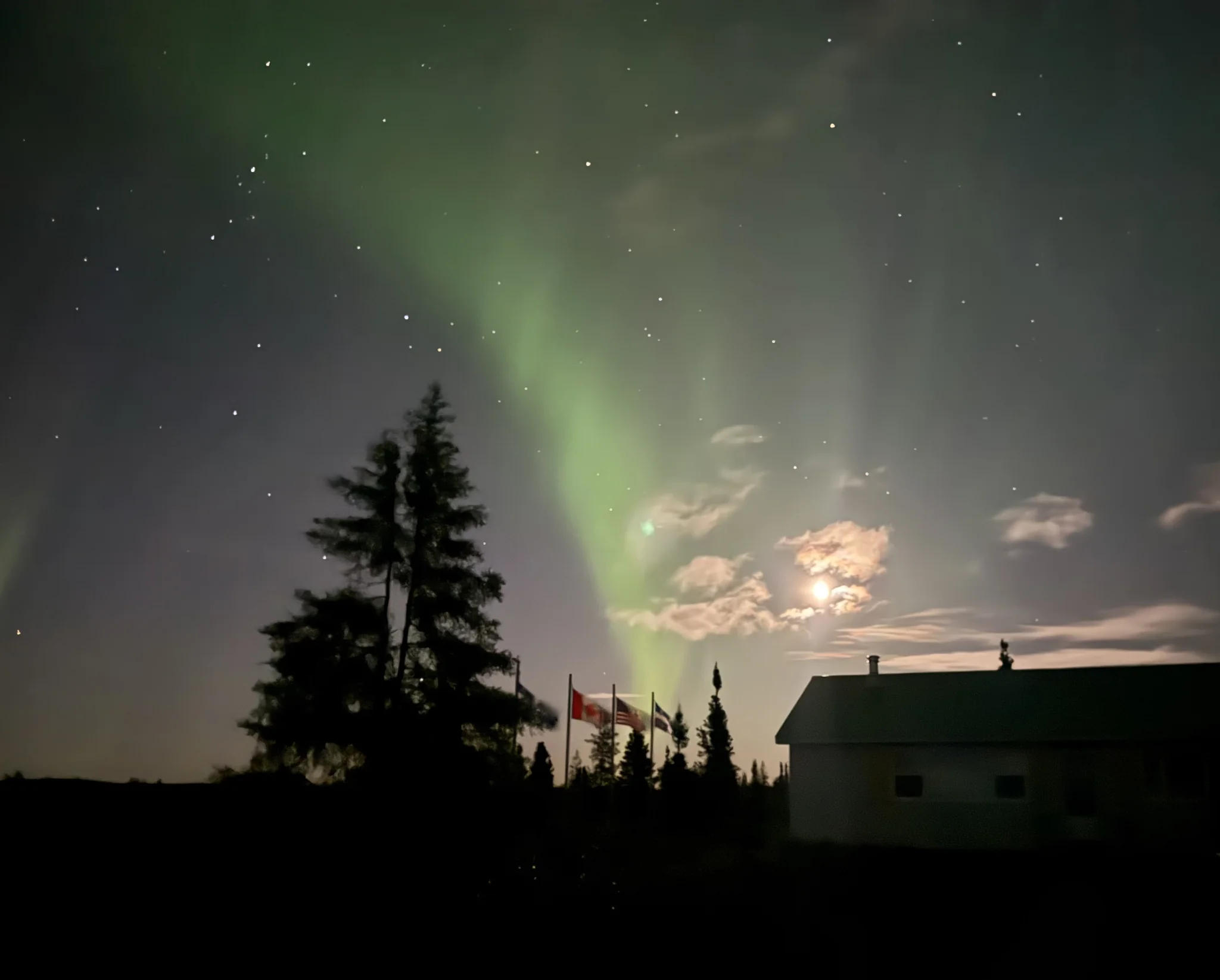 Auroras boreais sobre o acampamento de pesca no rio Delay