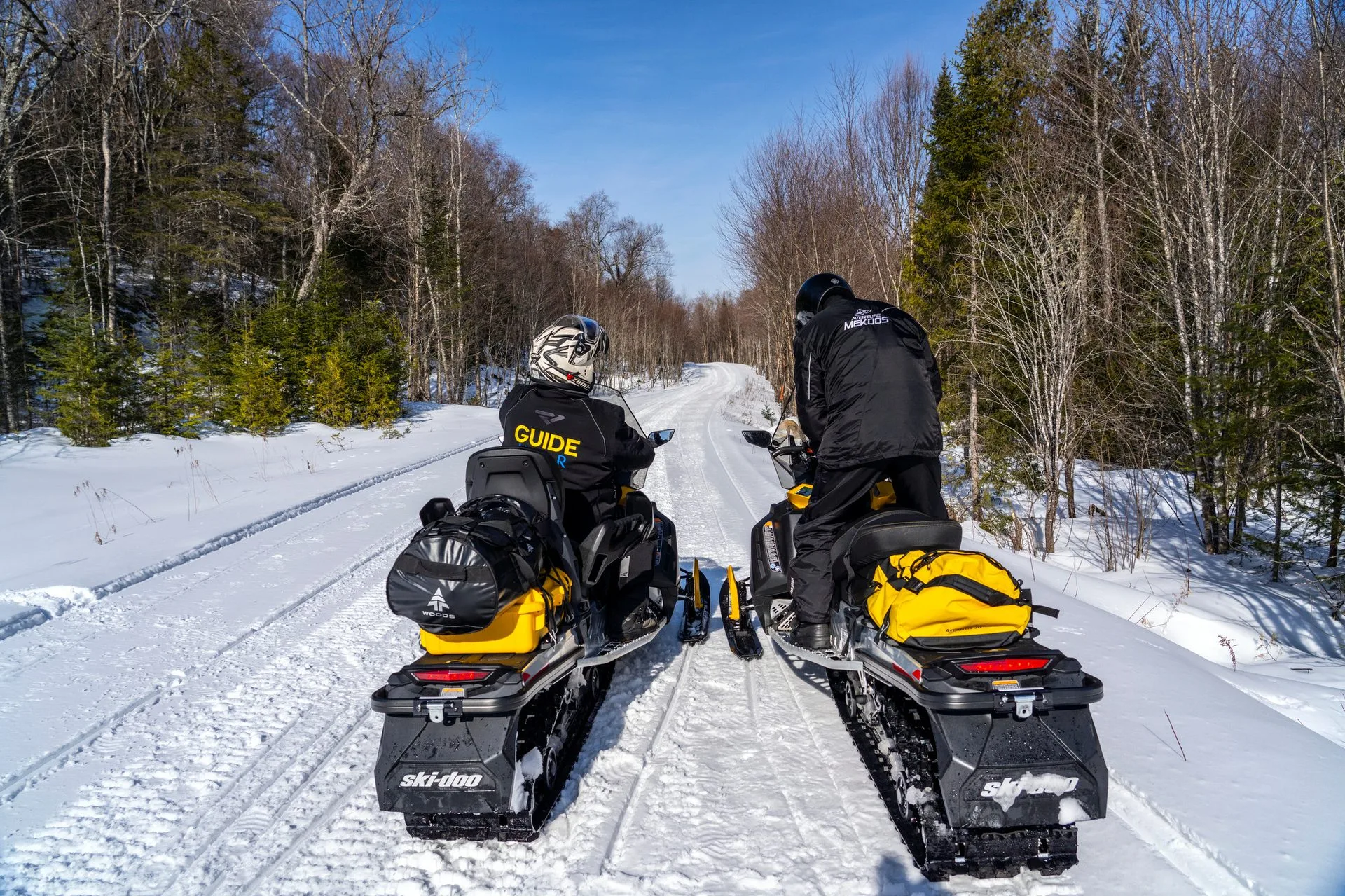 Salida en motonieve por un sendero de las Hautes-Laurentides