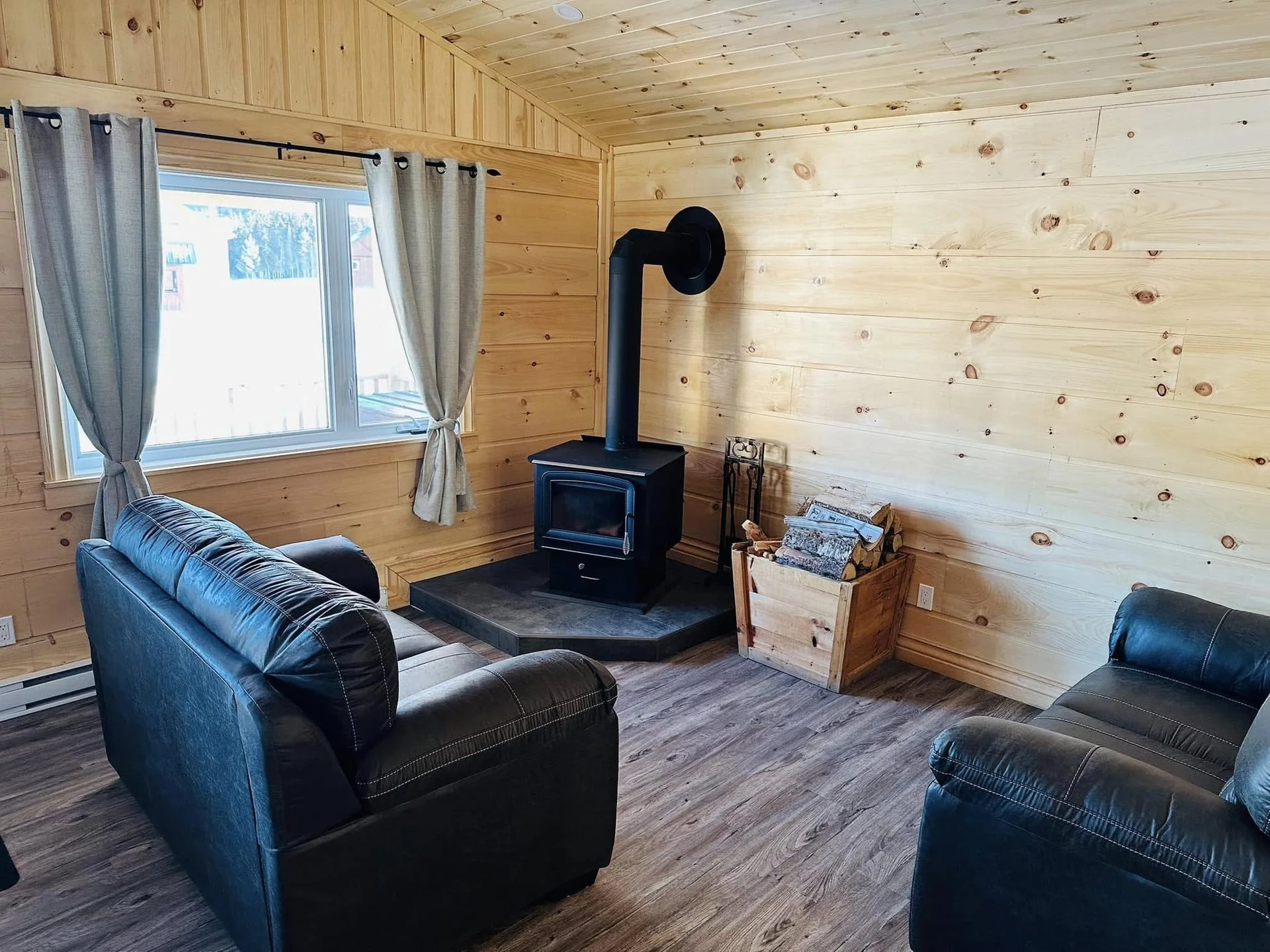 Interior de chalet de madera con estufa de leña