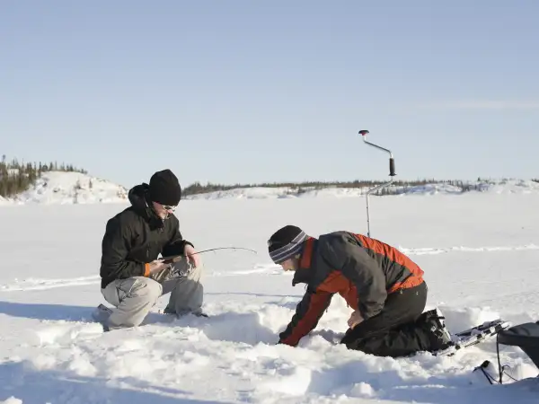 Pêche blanche au Québec : villages de cabanes, fjord du Saguenay et conseils de sécurité