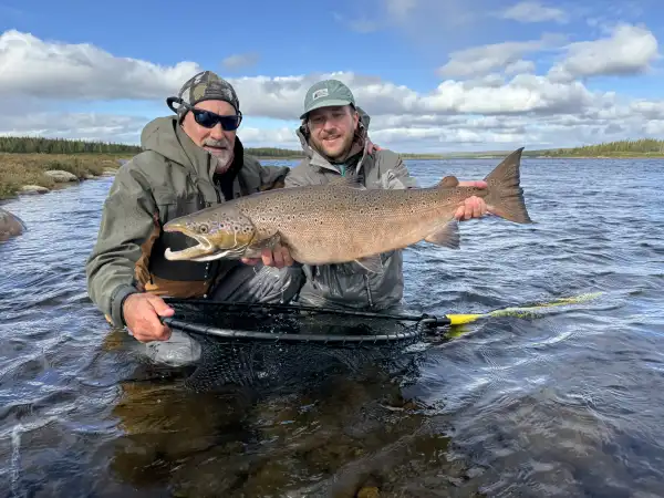 Pesca do salmão atlântico no rio Delay: uma viagem ao fim do mundo